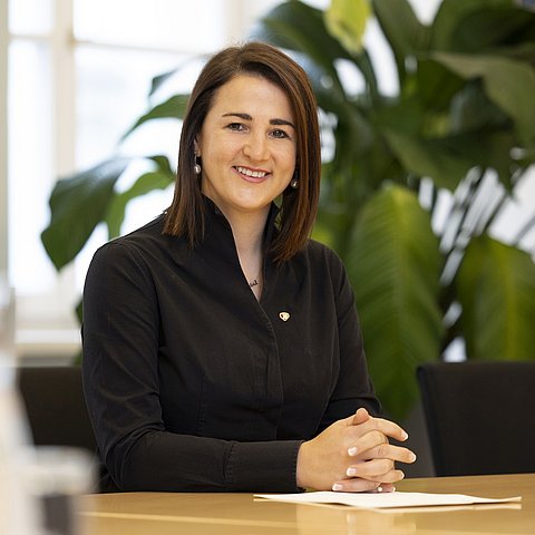 Generationenlandesrätin Astrid Mair: „Das Land Tirol bietet mit dem InfoEck Mobil ein niederschwelliges Angebot für Information und Beratung für alle Generationen." 