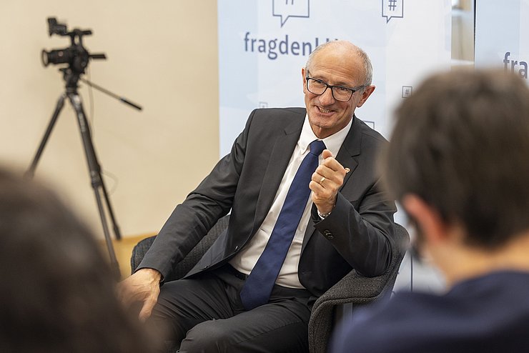 Einmal im Monat empfängt LH Anton Mattle eine Schulklasse in seinem Büro, um sich über all jene Themen auszutauschen, die die Jugend bewegen.