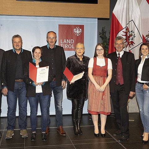 Bei der Verleihungsfeier v. li. Wirtschaftslandesrat Mario Gerber, Arbeiterkammer-Präsident Erwin Zangerl, Mayrhofner Bergbahnen AG mit  Andreas Rauch (Betriebsleiter Horberg), Barbara Kröll-Hafenscherer (Leitung Personalmanagement) und Vorstand Josef Reiter, Tiroler Heimatwerk reg.Gen.m.b.H. mit Daniela Wagneder (Geschäftsführung), Lehrling Marion Klimbacher und Vorstand Josef Heidegger, Arbeits- und Jugendlandesrätin Astrid Mair und Wirtschaftskammer-Präsident Christoph Walser im Großen Saal des Landhauses in Innsbruck. 