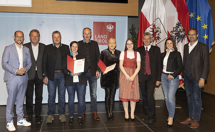 Bei der Verleihungsfeier v. li. Wirtschaftslandesrat Mario Gerber, Arbeiterkammer-Präsident Erwin Zangerl, Mayrhofner Bergbahnen AG mit  Andreas Rauch (Betriebsleiter Horberg), Barbara Kröll-Hafenscherer (Leitung Personalmanagement) und Vorstand Josef Reiter, Tiroler Heimatwerk reg.Gen.m.b.H. mit Daniela Wagneder (Geschäftsführung), Lehrling Marion Klimbacher und Vorstand Josef Heidegger, Arbeits- und Jugendlandesrätin Astrid Mair und Wirtschaftskammer-Präsident Christoph Walser im Großen Saal des Landhauses in Innsbruck. 