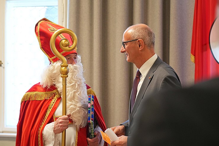 Der Landeshauptmann von Tirol, Anton Mattle, im Gespräch mit dem Nikolaus.