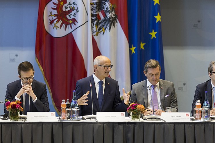 LH Anton Mattle und BM Peter Hanke (rechts) bei der Sitzung im Innsbrucker Landhaus.
