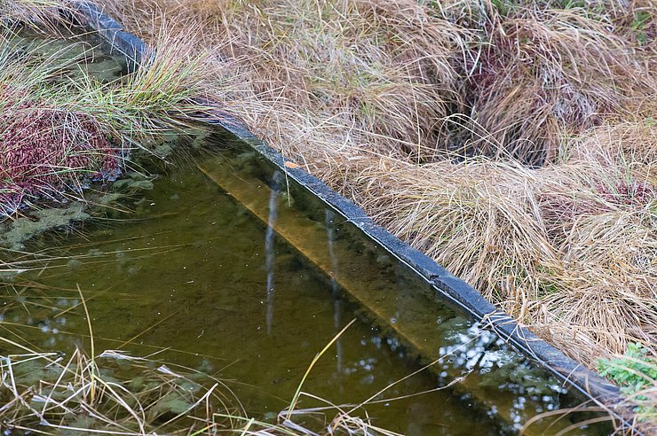 Spundwand, an der sich Wasser staut