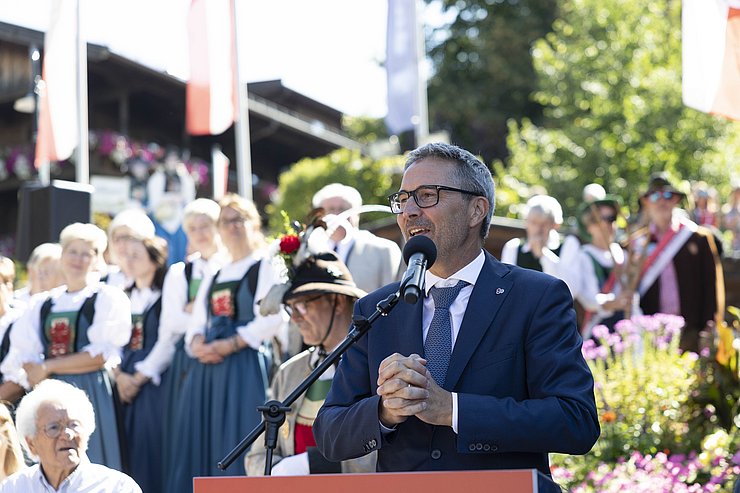 © Land Tirol/Sedlak Kompatscher sprechend