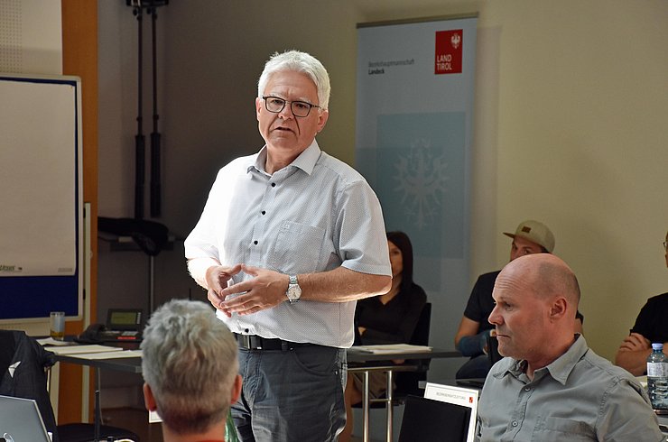 Bezirkshauptmann Siegmund Geiger bei der Übung.