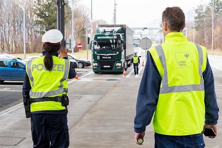 Polizistin weist Lkw ein