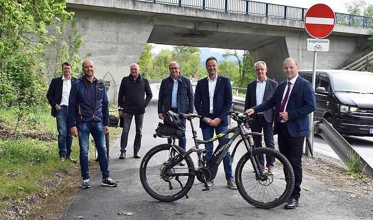 von links: Bürgermeister Thomas Öfner (Zirl), Vizebürgermeister Klaus Gritsch (Kematen), Markus Leuthold (Baubezirksamt Innsbruck), Christian Molzer (Abt. Verkehr und Straße), Bürgermeister Erich Ruetz (Völs), LHStv Josef Geisler.