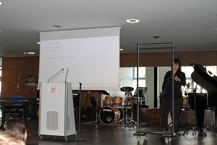 Jugendlicher spricht in Mikrofon