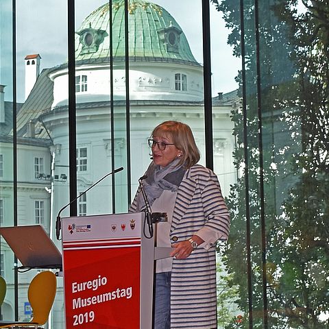 Kulturlandesrätin Beate Palfrader spricht beim Euregio-Museumstag über die vielfältige Museumslandschaft in der Europaregion.