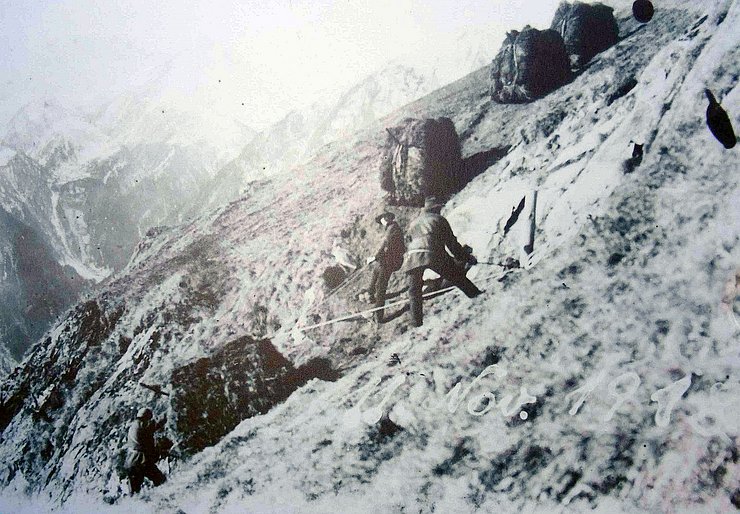 Altes Schwarz-Weiss-Foto mit der Darstellung des "Heuziehens" im "Heimatmuseum Oberbichl" in Prägraten.