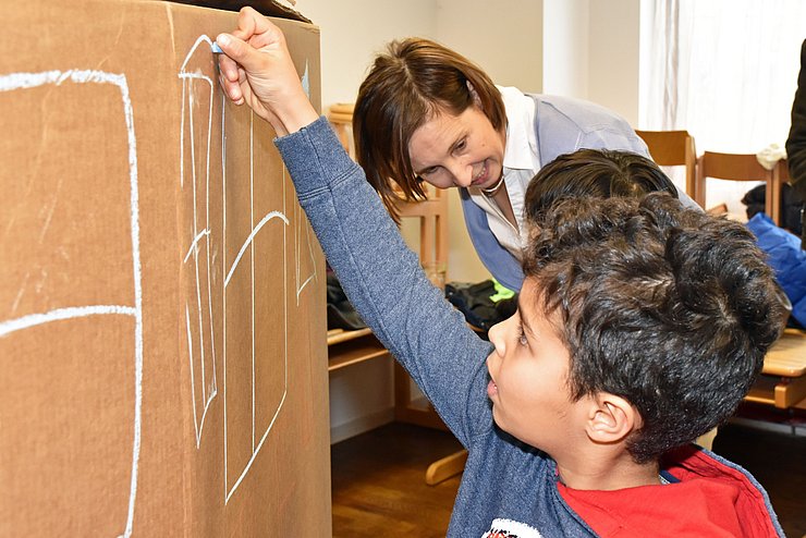 „Der Zugang zu digitalen Lerninhalten ist gerade bei jungen Menschen, die am Beginn des Integrationsprozesses stehen und beim Erlernen von Deutsch als Fremdsprache besonders wichtig“, betont Integrationslandesrätin Gabriele Fischer.