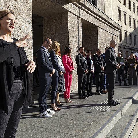 Gebärdensprachdolmetscherin in Aktion