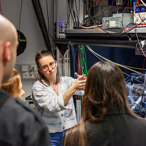 Studierende arbeiten gemeinsam an einem Projekt.