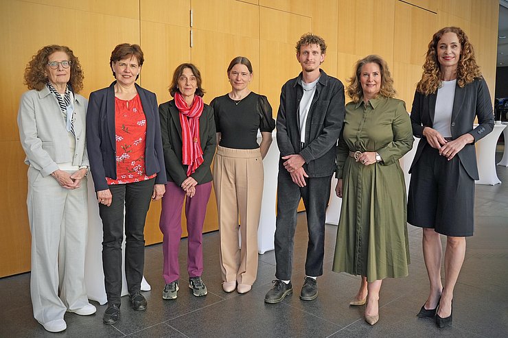 Personen stehen nebeneinander