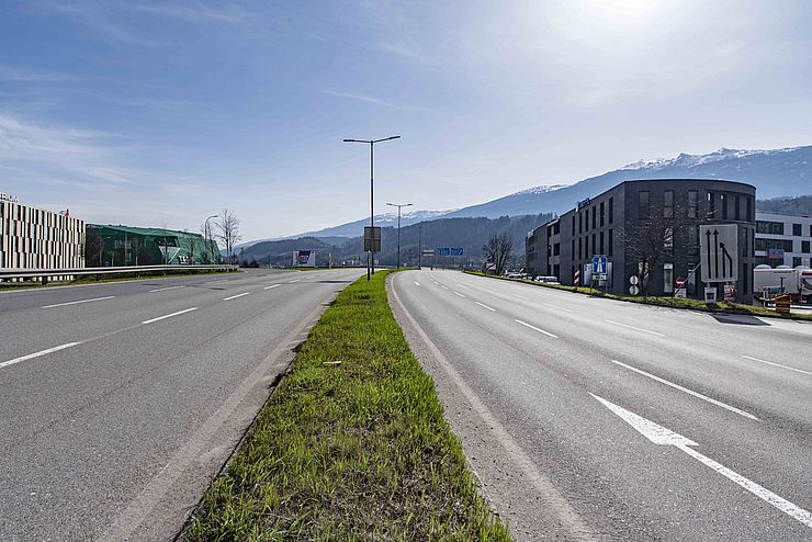Leere Autobahnauffahrt in Innsbruck in der Osterwoche.