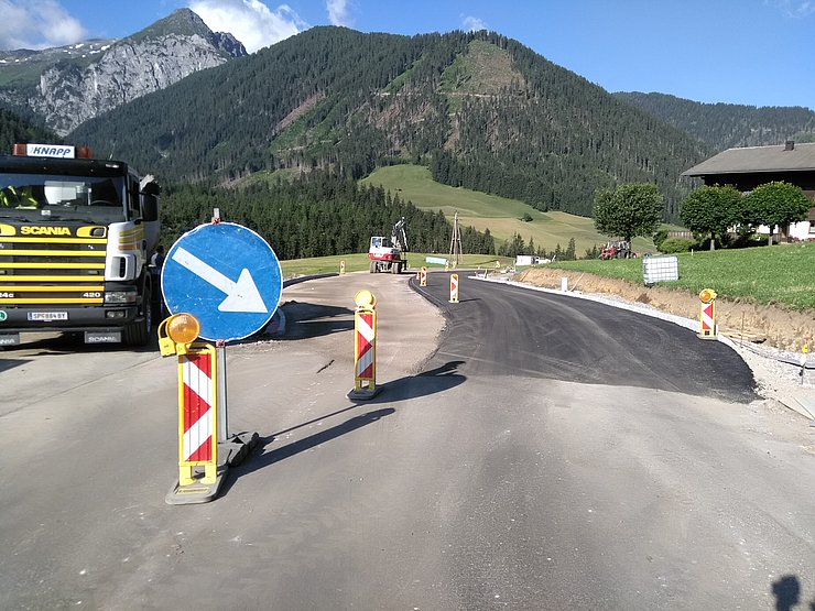 Auch an der B 111 im Gemeindegebiet von Kartitsch wird gearbeitet. Im Bereich Erschbaum wird der Verkehr teilweise einspurig geführt. 