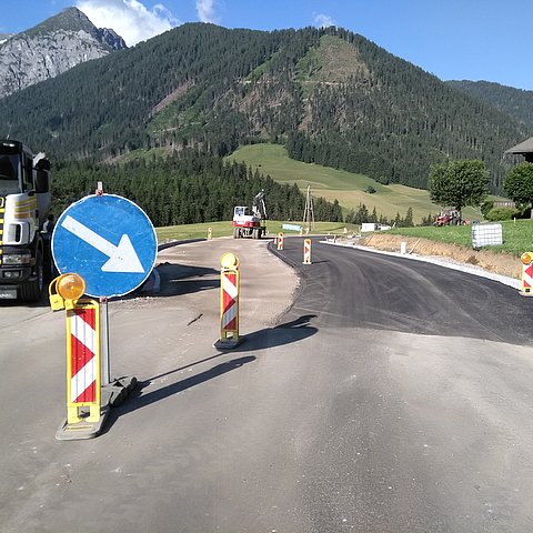 Auch an der B 111 im Gemeindegebiet von Kartitsch wird gearbeitet. Im Bereich Erschbaum wird der Verkehr teilweise einspurig geführt. 