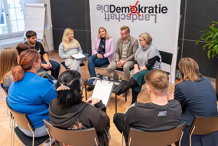 Über 100 junge Menschen besuchten die neue Lehrlingsplattform des Tiroler Landtages.