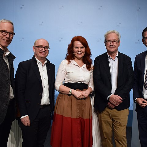 Gruppenfoto der GesprächsteilnehmerInnen der Pressekonferenz