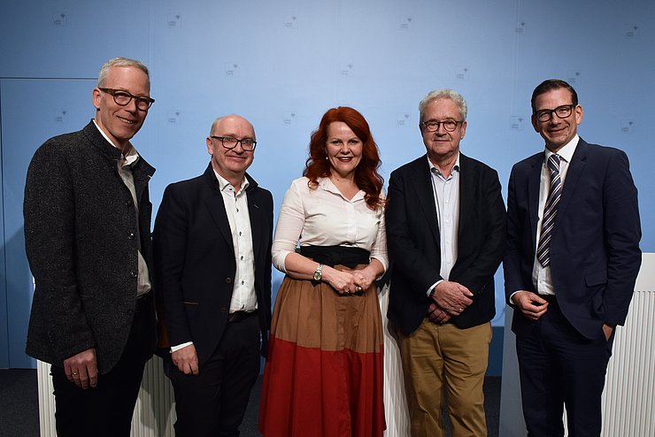 Gruppenfoto der GesprächsteilnehmerInnen der Pressekonferenz