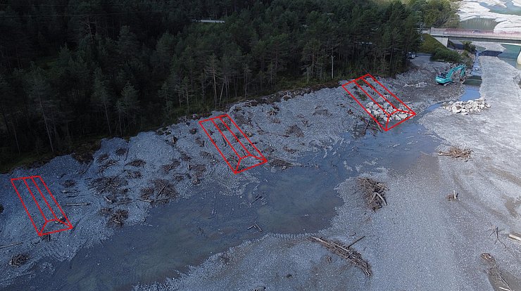 Sicherung der Uferböschung mit Steinbuhnen - schematisch rot eingezeichnet!
