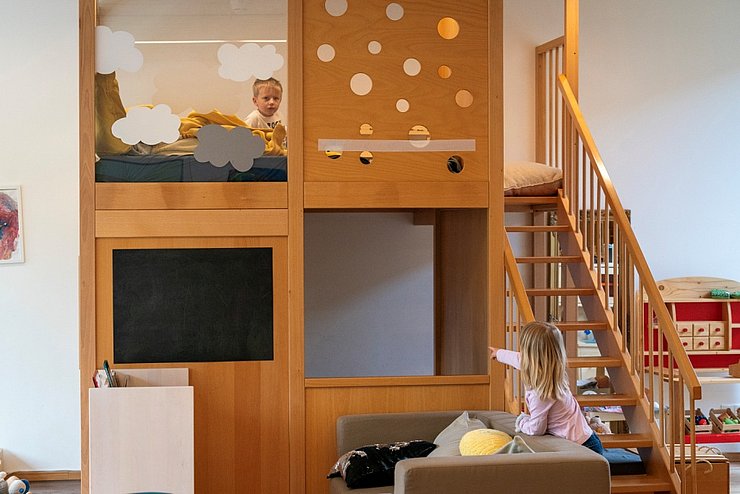 Kinder spielen auf einer erhöhten Plattform