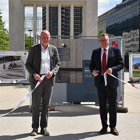 Landesrat Johannes Tratter und Nikolaus Juen bei der Austellungseröffnung.