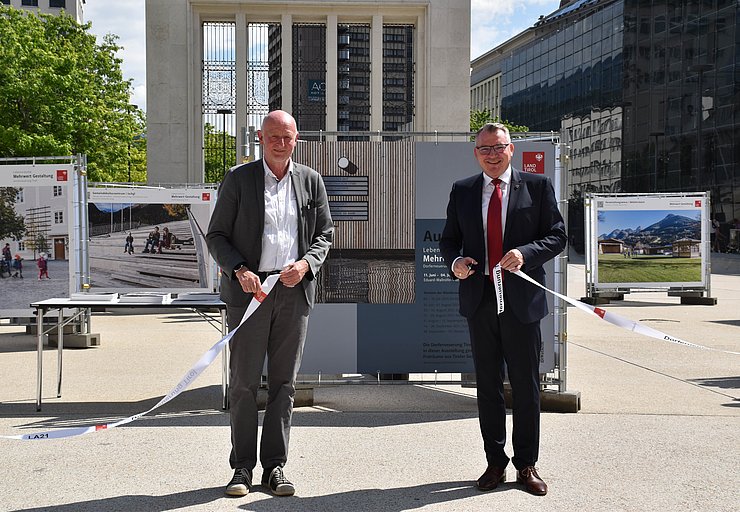 Landesrat Johannes Tratter und Nikolaus Juen bei der Austellungseröffnung.