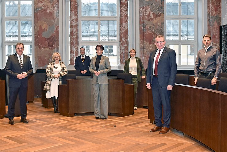 LTPin Sonja Ledl-Rossmann (Mitte), LH Günther Platter (li.) und LR Johannes Tratter (2.v.re.) sowie die Mitglieder der Saalumbau-Arbeitsgruppe (v.li.) LA Elisabeth Blanik, KO Dominik Oberhofer, LA Evelyn Achhorner und KO Gebi Mair (nicht im Bild: Vize-LTP Toni Mattle und KO Andrea Haselwanter-Schneider)