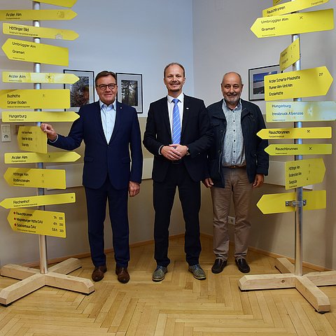 Wegweiser, die gegen eine freiwillige Spenden erworben werden können.
