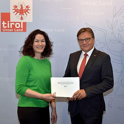LH Günther Platter und LHStvin Ingrid Felipe präsentierten heute im Anschluss an die Regierungssitzung den Rechnungsabschluss des Landes Tirol 2017.