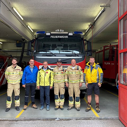 Gruppenfoto vor Feuerwehrauto