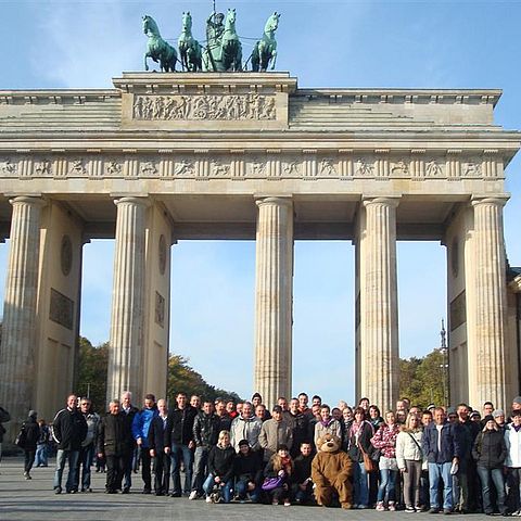 Die Mitglieder der Speckbacher Musikkapelle Gnadenwald vor dem Brandenburger Tor/Berlin