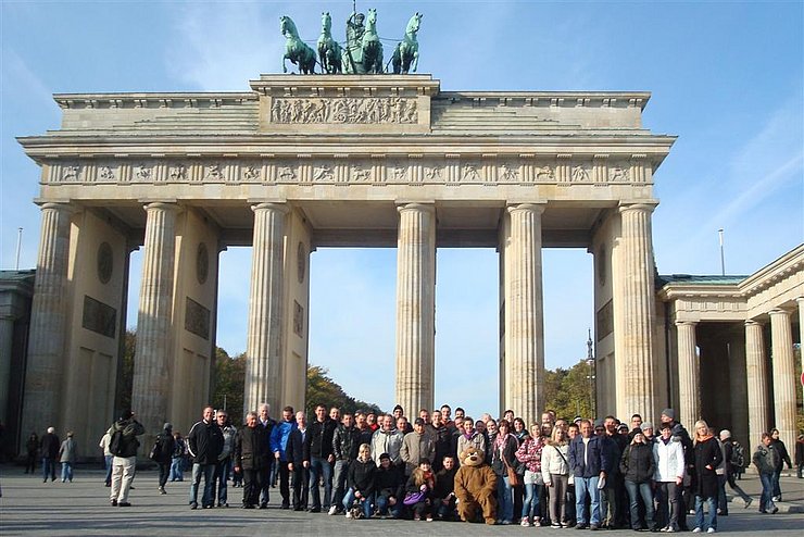 Die Mitglieder der Speckbacher Musikkapelle Gnadenwald vor dem Brandenburger Tor/Berlin