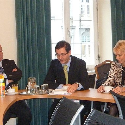 Landtagspräsident Herwig van Staa, EU-Botschafter Richard Kühnel, Vizepräsidentin Gabi Schiessling (v. li.).