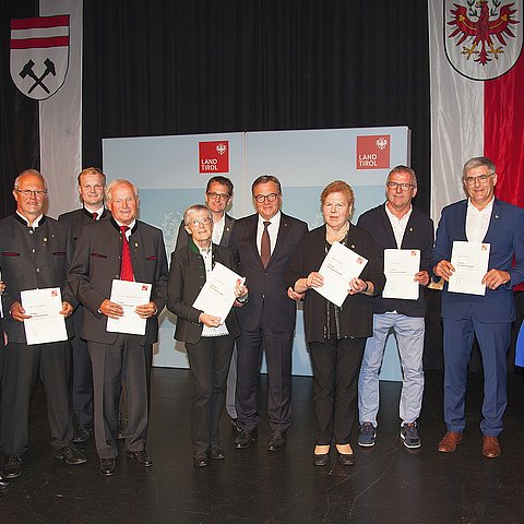 Die ausgezeichneten Ehrenamtlichen aus der Stadt Schwaz mit BH Michael Brandl (li.), LRin Gabriele Fischer (2. v. li.), LH Günther Platter (mi.), Victoria Weber (Bgm von Schwaz, 2. v. re.) und LHStv Josef Geisler (re.). 