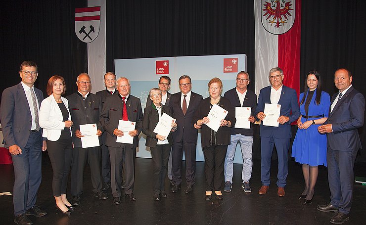 Die ausgezeichneten Ehrenamtlichen aus der Stadt Schwaz mit BH Michael Brandl (li.), LRin Gabriele Fischer (2. v. li.), LH Günther Platter (mi.), Victoria Weber (Bgm von Schwaz, 2. v. re.) und LHStv Josef Geisler (re.). 