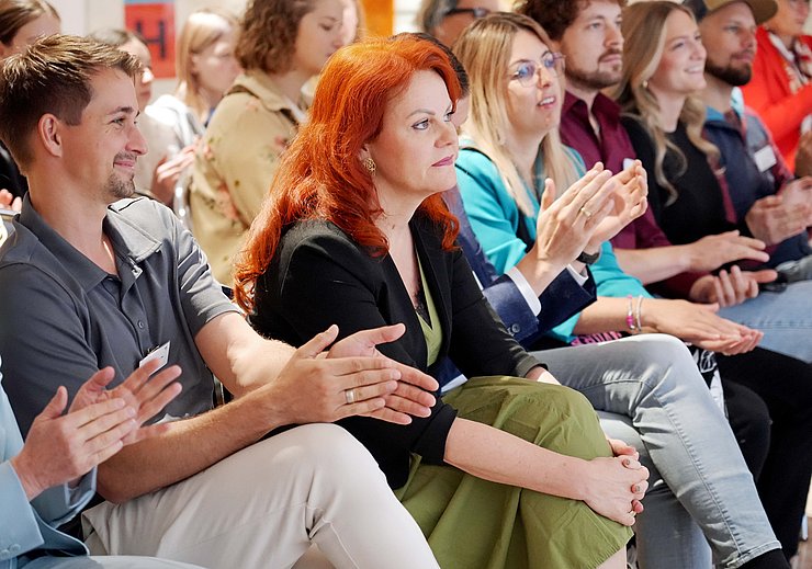 „Dass so viele Expertinnen und Experten aus dem Gesundheitswesen ihr Wissen weitergeben und jungen Menschen Einblicke in ihr Berufsbild geben, freut mich besonders“, meint LRin Hagele in Richtung der mehr als 30 Vortragenden.