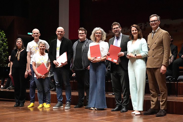 Personen stehen nebeneinander