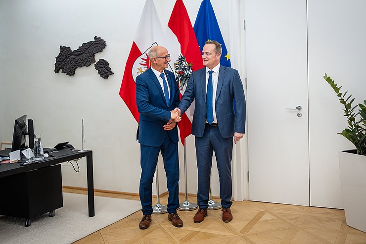 © Land Tirol/Fitsch Tirols Landeshauptmann Anton Mattle und der Ministerpräsident der Ostbelgischen Gemeinschaft Belgiens schütteln sich die Hand