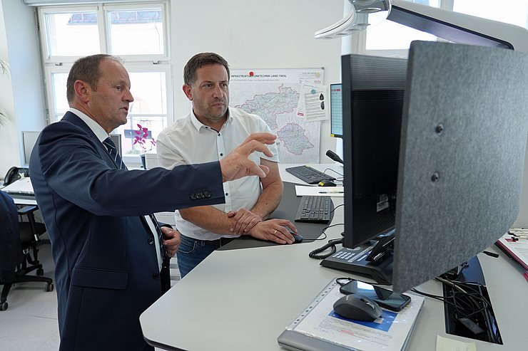 Geisler und Geiler in LWLZ vor PC stehend