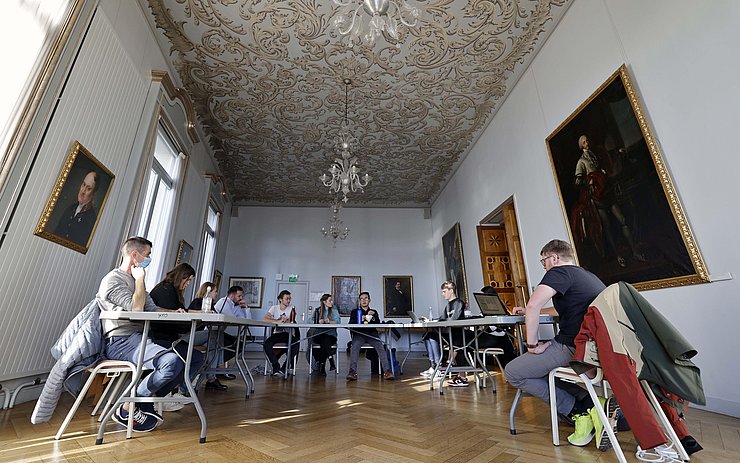 Mitglieder des Jugendrates bei der Weiterentwicklung ihrer Geschäftsordnung im Rahmen des EUSALP-Treffens in Nizza