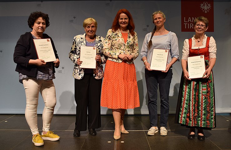 Geehrte aus dem Bezirk Reutte mit Landesrätin Cornelia Hagele