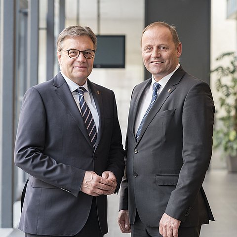 LH Platter und LHStv Geisler (re.) freuen sich über die EU-Hilfe von fast einer Million Euro für den Wiederaufbau des Osttiroler Schutzwaldes.