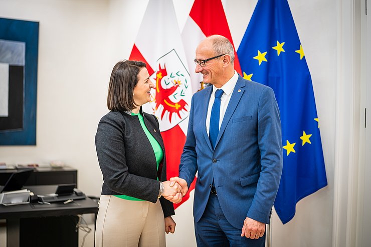 LH Anton Mattle gratulierte Arbeitslandesrätin Astrid Mair zur Übernahme des Vorsitzes der Arbeitsmarktplattform.