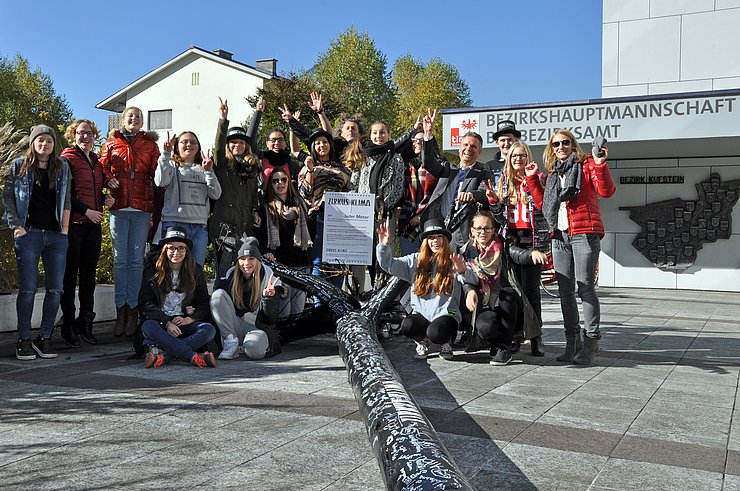 © BH Kufstein / Rinner Schülerinnen und Schüler mit BH Dr. Platzgummer beim Baum