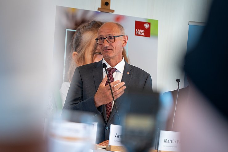 Landeshauptmann Mattle bei der Pressekonferenz.