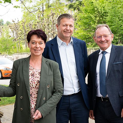 LTPin Sonja Ledl-Rossmann brachte mit Fernand Etgen, Präsident der Abgeordnetenkammer (re.) sowie Schengens Bürgermeister Michel Gloden bei der Skulptur "Ein Schloss für Schengen" ein "Tirol-Schloss" an.