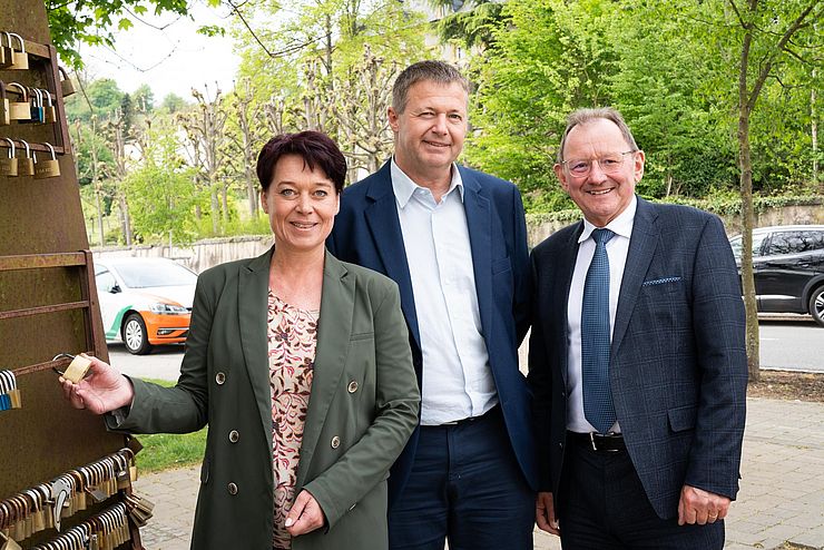 LTPin Sonja Ledl-Rossmann brachte mit Fernand Etgen, Präsident der Abgeordnetenkammer (re.) sowie Schengens Bürgermeister Michel Gloden bei der Skulptur "Ein Schloss für Schengen" ein "Tirol-Schloss" an.