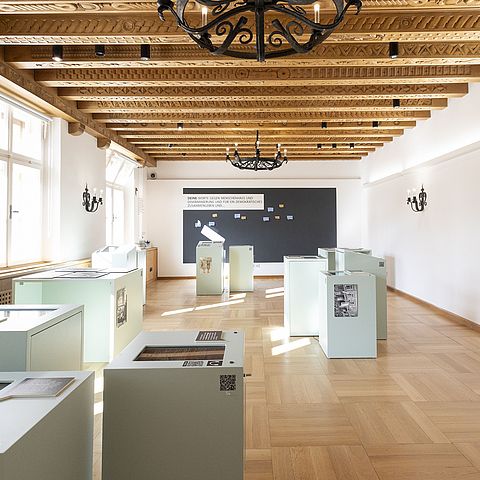 Überblicksfoto eines Raumes der Ausstellung mit verschiedenen Exponaten